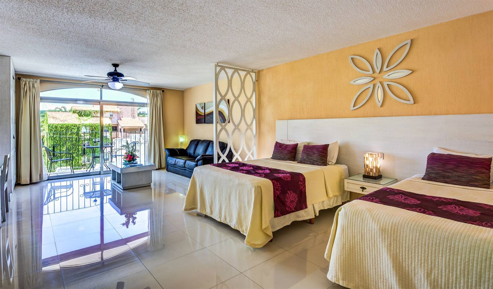 Suites Corazón: suite with two Queen beds and a balcony